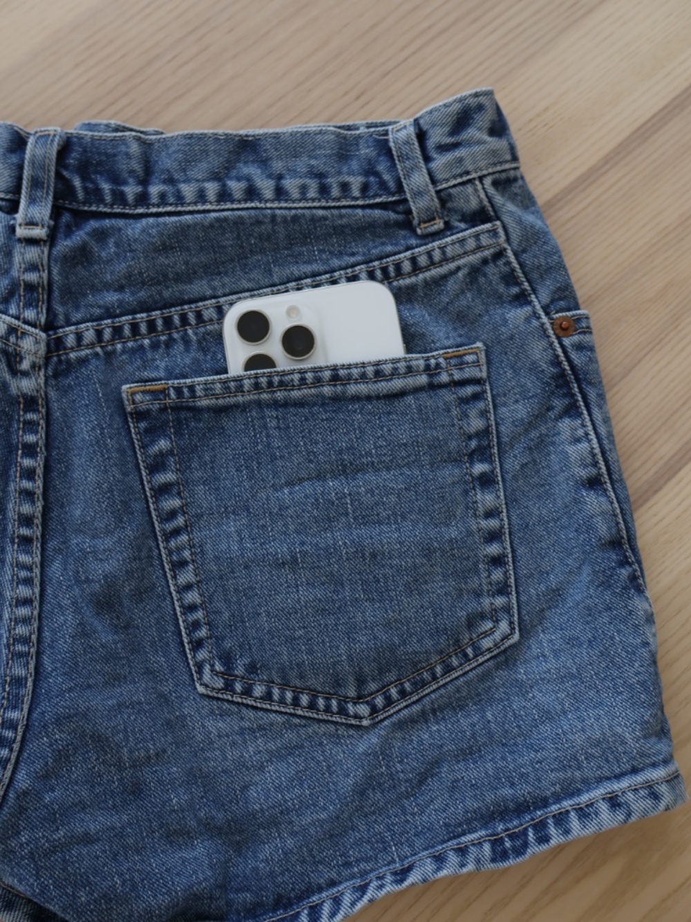 Gap Vintage Y2K Low Rise Denim Jean Shorts Medium Blue Wash Button Fly Size 6 - Picture 6 of 8